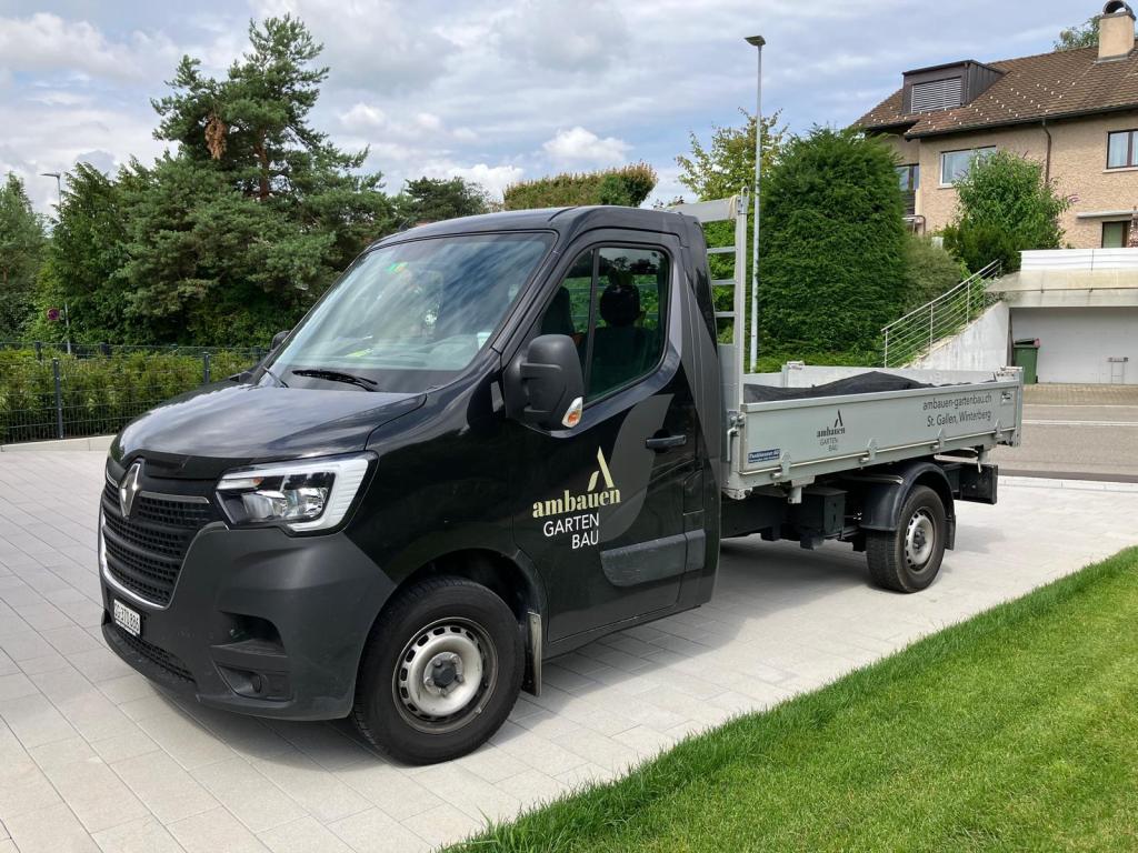 Schwarzer Renault Master Kipper. 